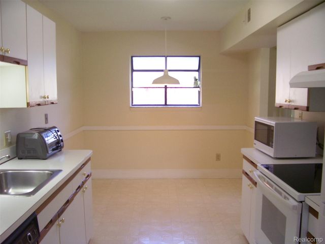 42364 Lochmoor Street 6, Clinton Charter Township, MI 48038