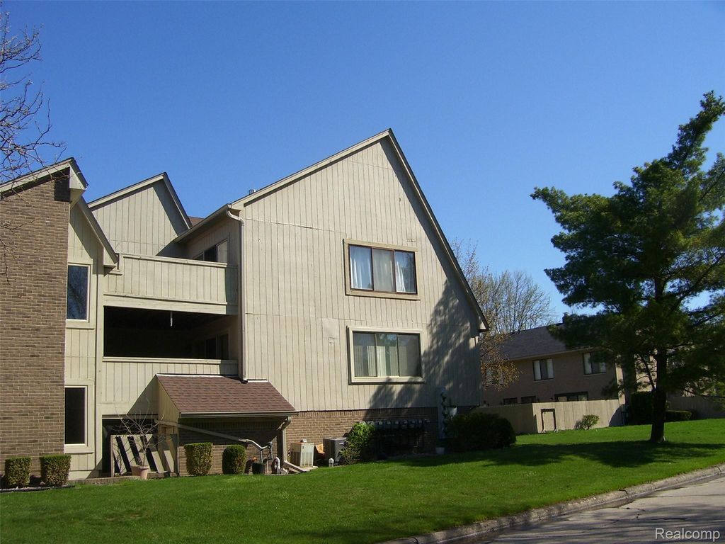 42364 Lochmoor Street 6, Clinton Charter Township, MI 48038