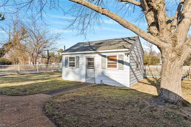 15 Willow RD, Hampton, VA 23664