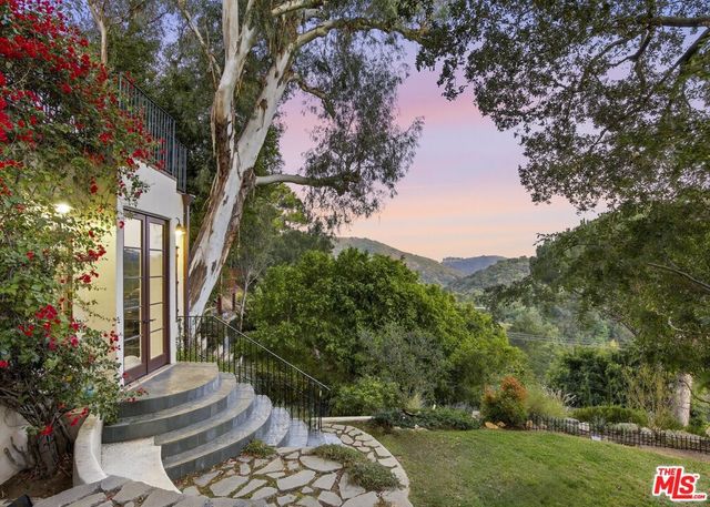 10037 Reevesbury Drive, Beverly Hills, CA 90210