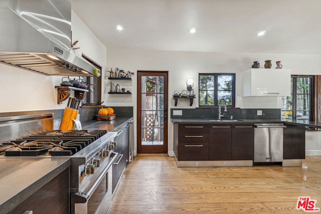 Image 10 of property listing at 10037 Reevesbury Drive, Beverly Hills, CA 90210