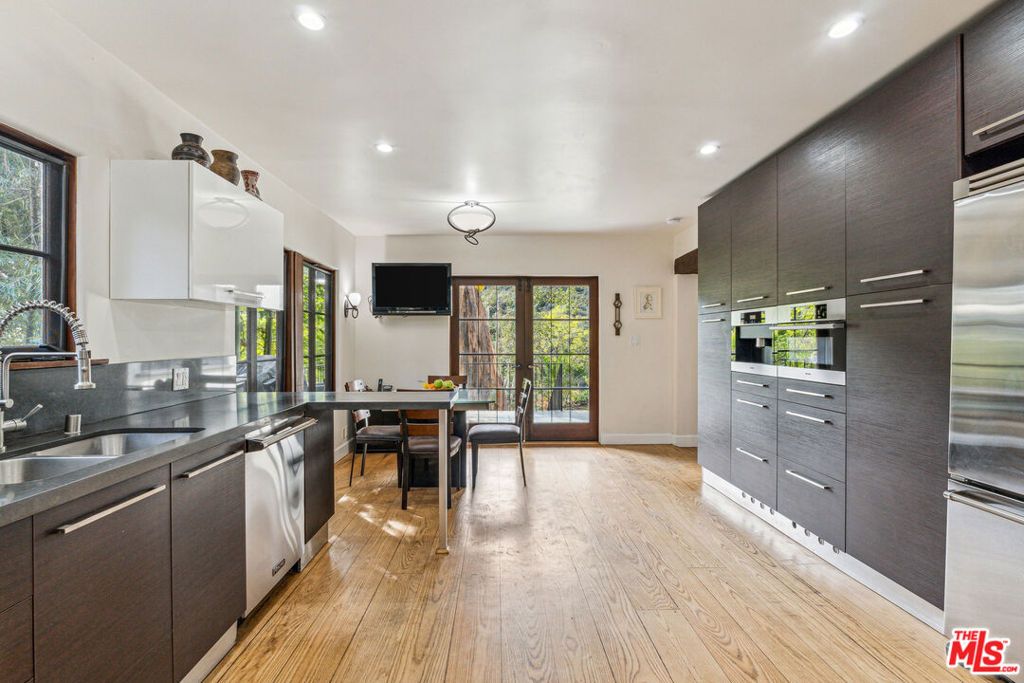 Image 11 of property listing at 10037 Reevesbury Drive, Beverly Hills, CA 90210