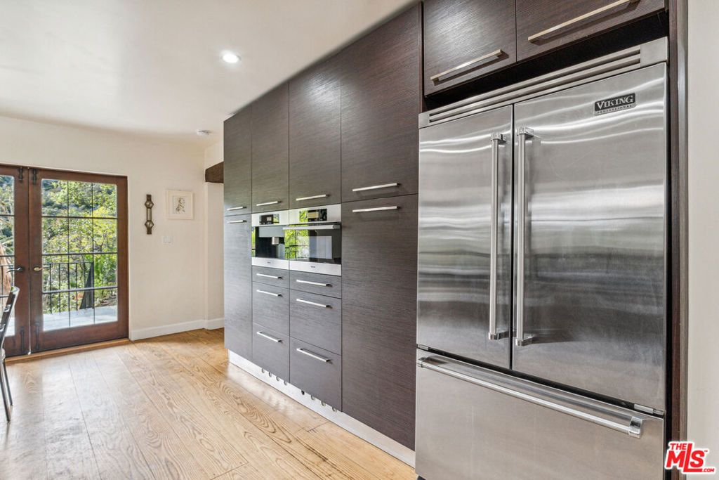 Image 12 of property listing at 10037 Reevesbury Drive, Beverly Hills, CA 90210