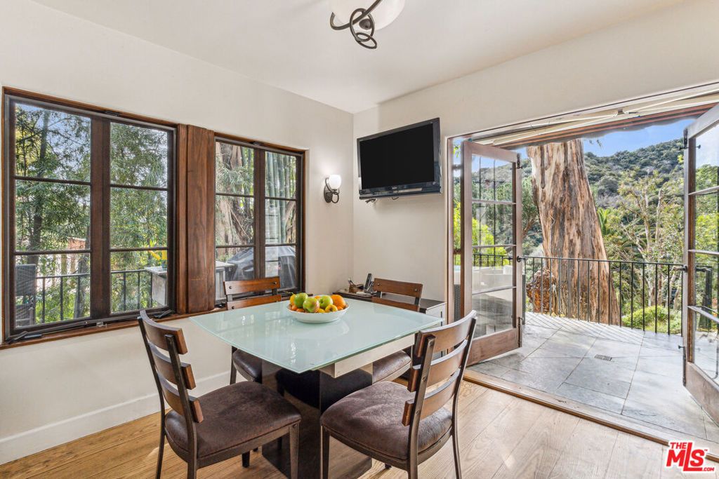 Image 13 of property listing at 10037 Reevesbury Drive, Beverly Hills, CA 90210