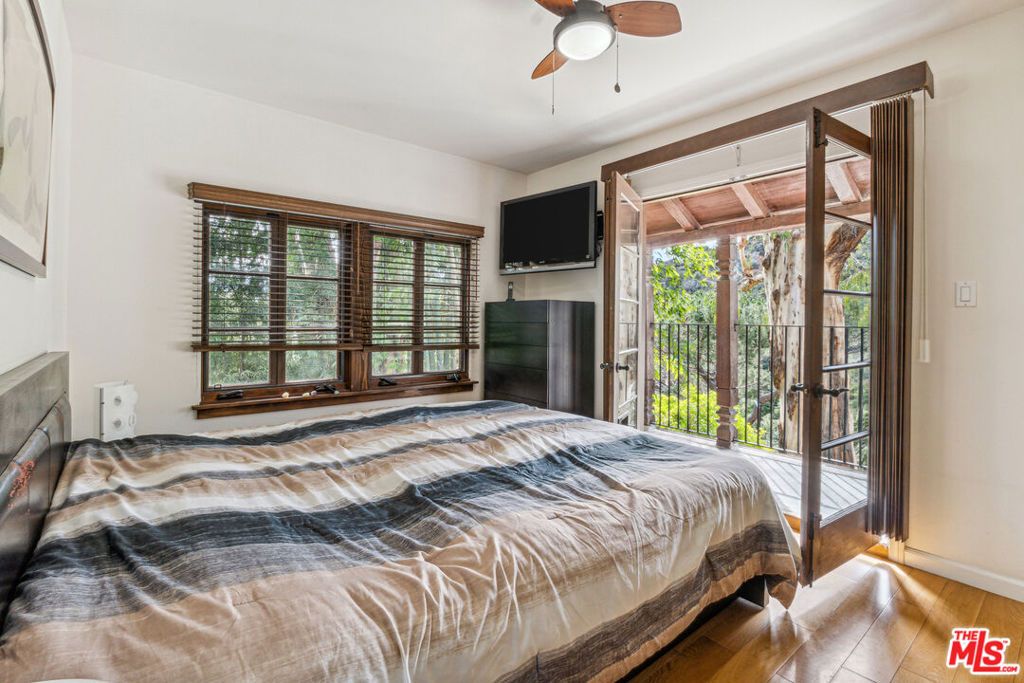 Image 14 of property listing at 10037 Reevesbury Drive, Beverly Hills, CA 90210