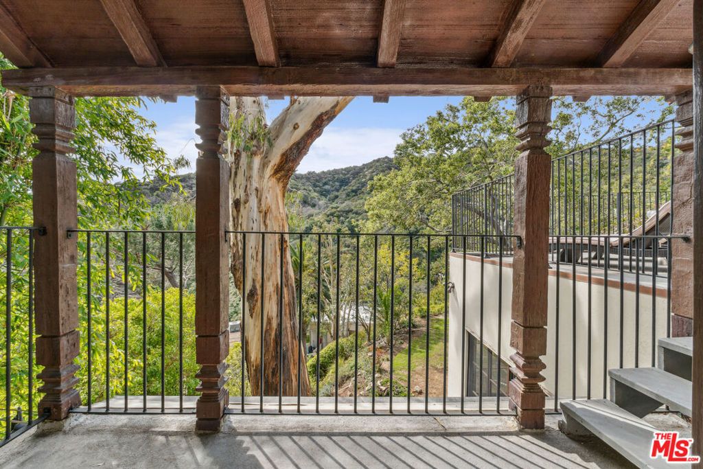 Image 15 of property listing at 10037 Reevesbury Drive, Beverly Hills, CA 90210