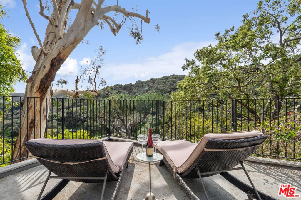 Image 16 of property listing at 10037 Reevesbury Drive, Beverly Hills, CA 90210