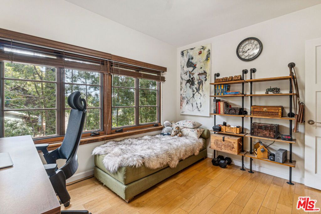 Image 17 of property listing at 10037 Reevesbury Drive, Beverly Hills, CA 90210