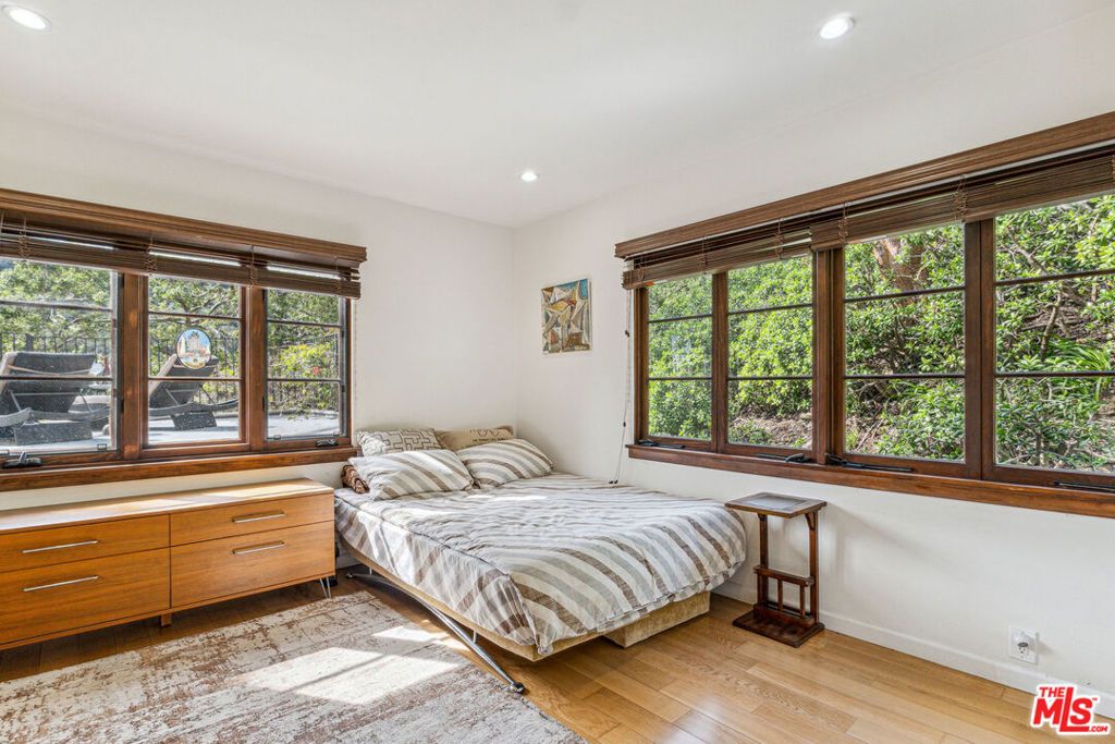Image 18 of property listing at 10037 Reevesbury Drive, Beverly Hills, CA 90210