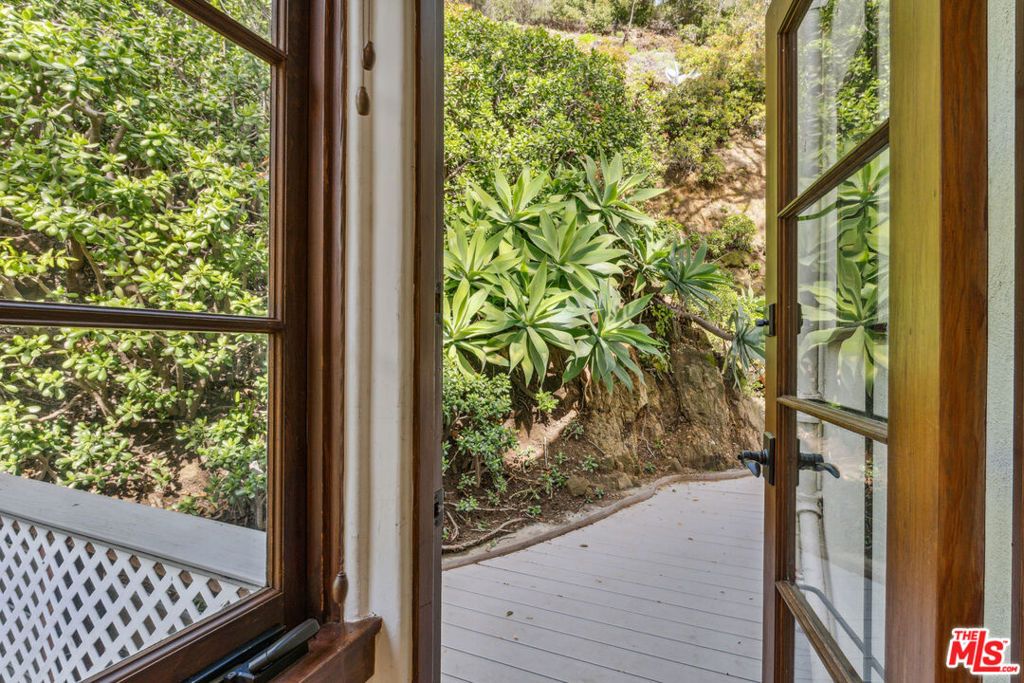 Image 19 of property listing at 10037 Reevesbury Drive, Beverly Hills, CA 90210