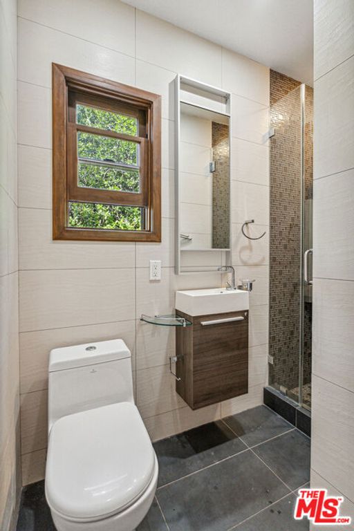 Image 20 of property listing at 10037 Reevesbury Drive, Beverly Hills, CA 90210