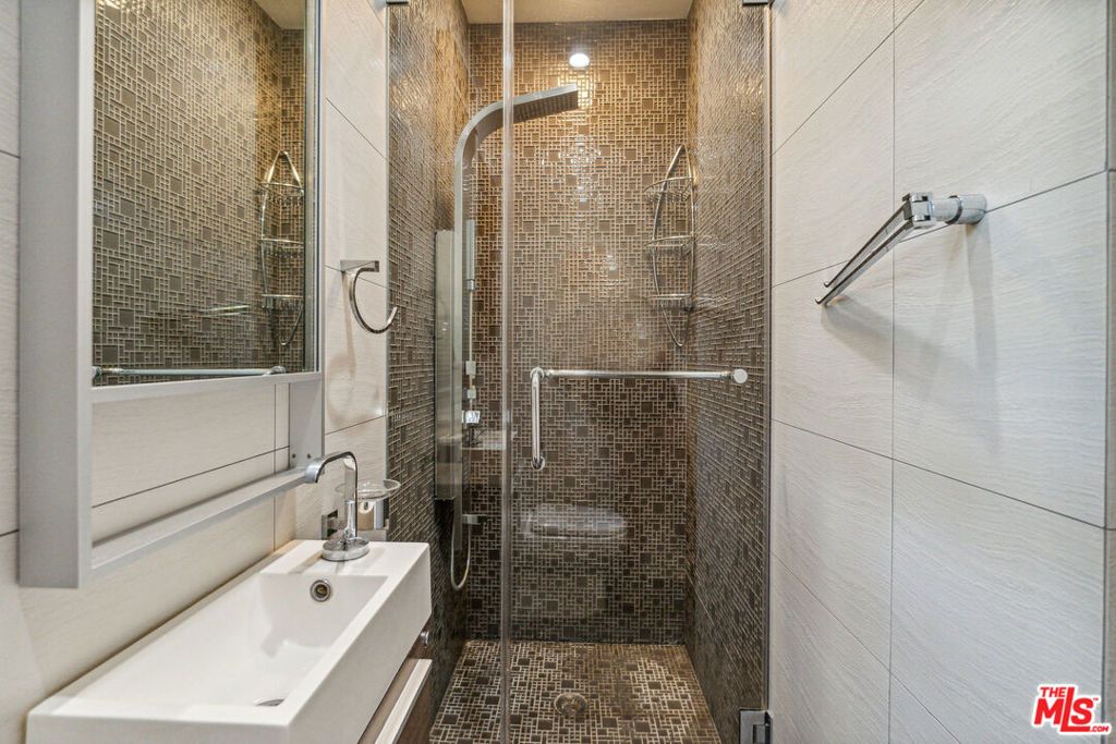 Image 21 of property listing at 10037 Reevesbury Drive, Beverly Hills, CA 90210