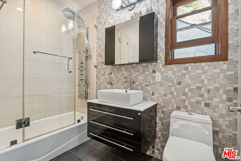 Image 22 of property listing at 10037 Reevesbury Drive, Beverly Hills, CA 90210