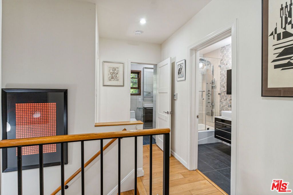 Image 23 of property listing at 10037 Reevesbury Drive, Beverly Hills, CA 90210