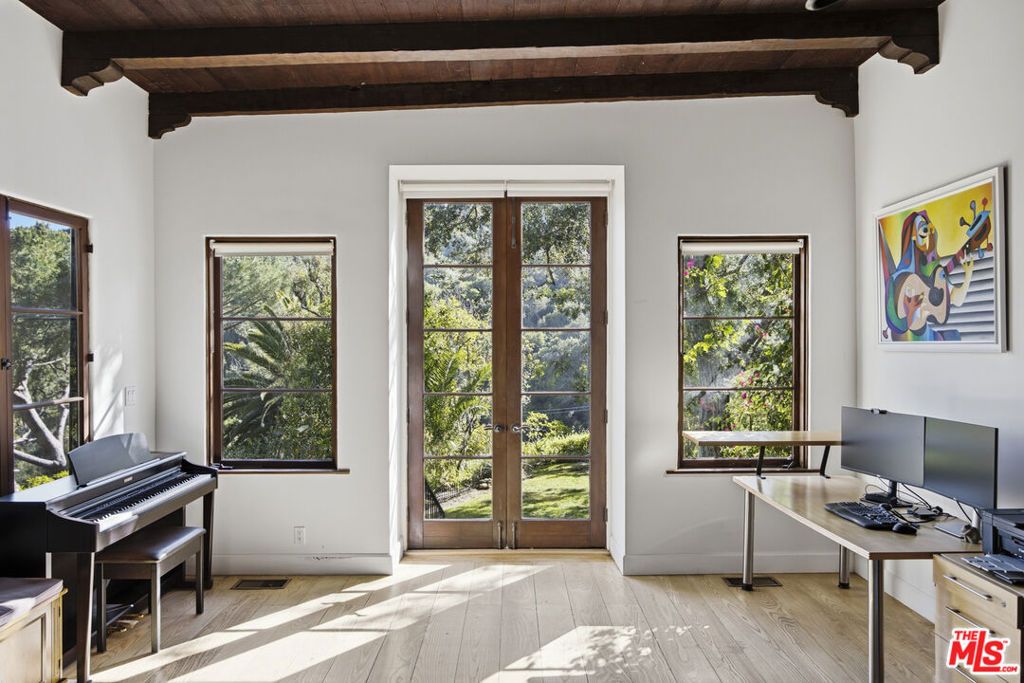 Image 3 of property listing at 10037 Reevesbury Drive, Beverly Hills, CA 90210