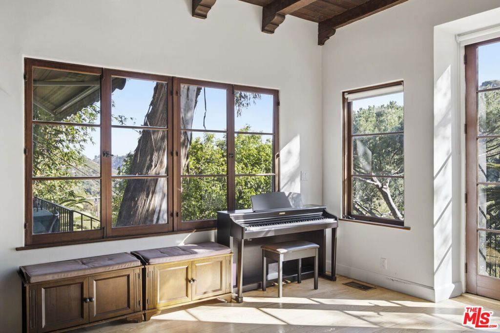 Image 4 of property listing at 10037 Reevesbury Drive, Beverly Hills, CA 90210