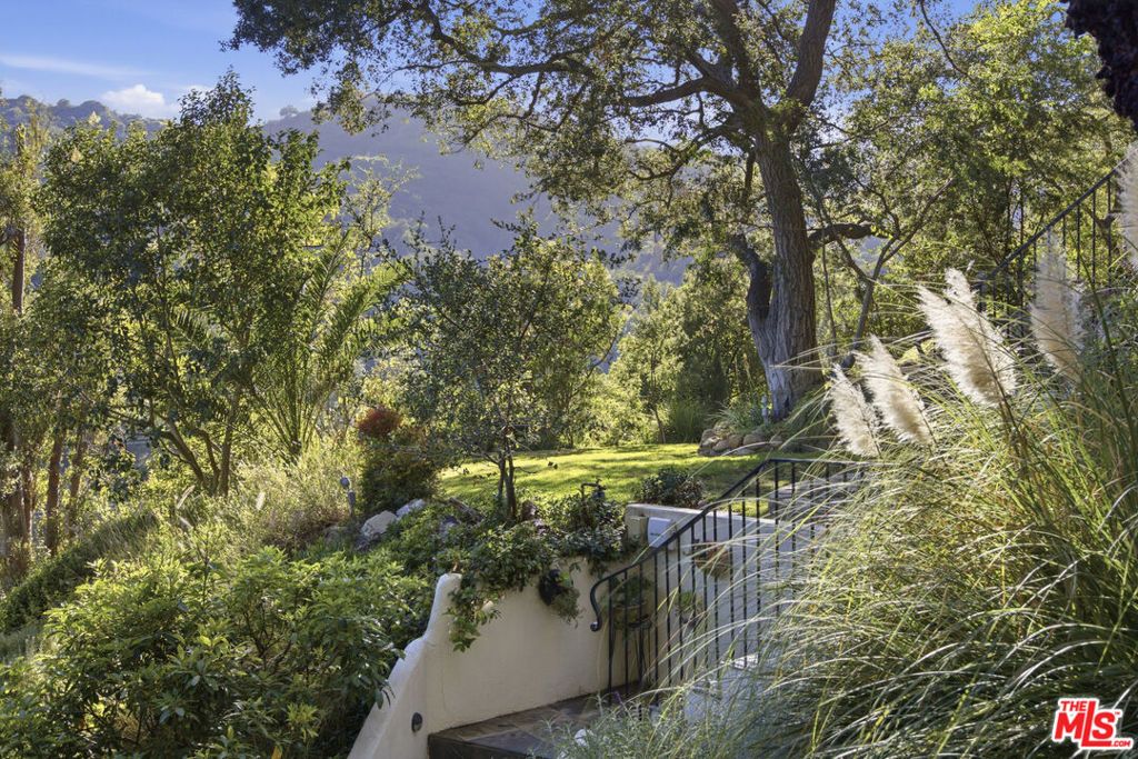 Image 5 of property listing at 10037 Reevesbury Drive, Beverly Hills, CA 90210