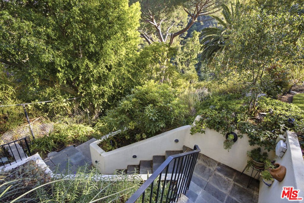 Image 6 of property listing at 10037 Reevesbury Drive, Beverly Hills, CA 90210