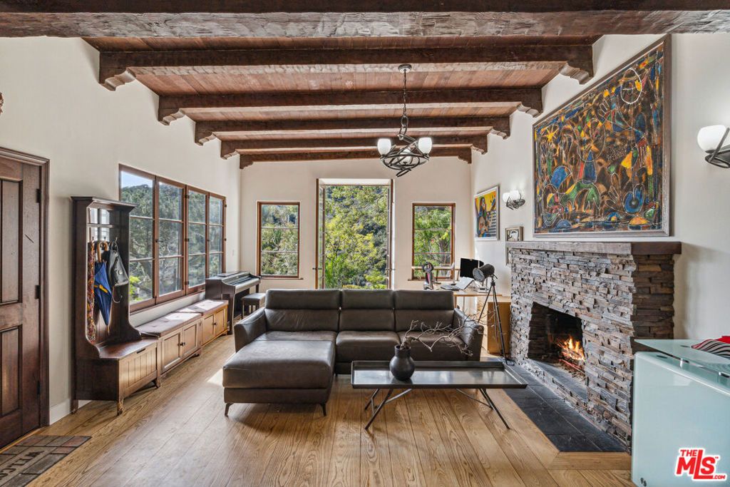 Image 7 of property listing at 10037 Reevesbury Drive, Beverly Hills, CA 90210