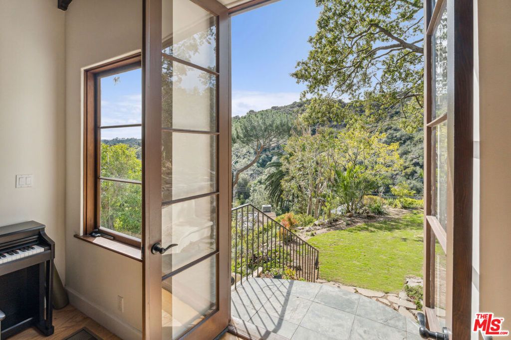 Image 8 of property listing at 10037 Reevesbury Drive, Beverly Hills, CA 90210
