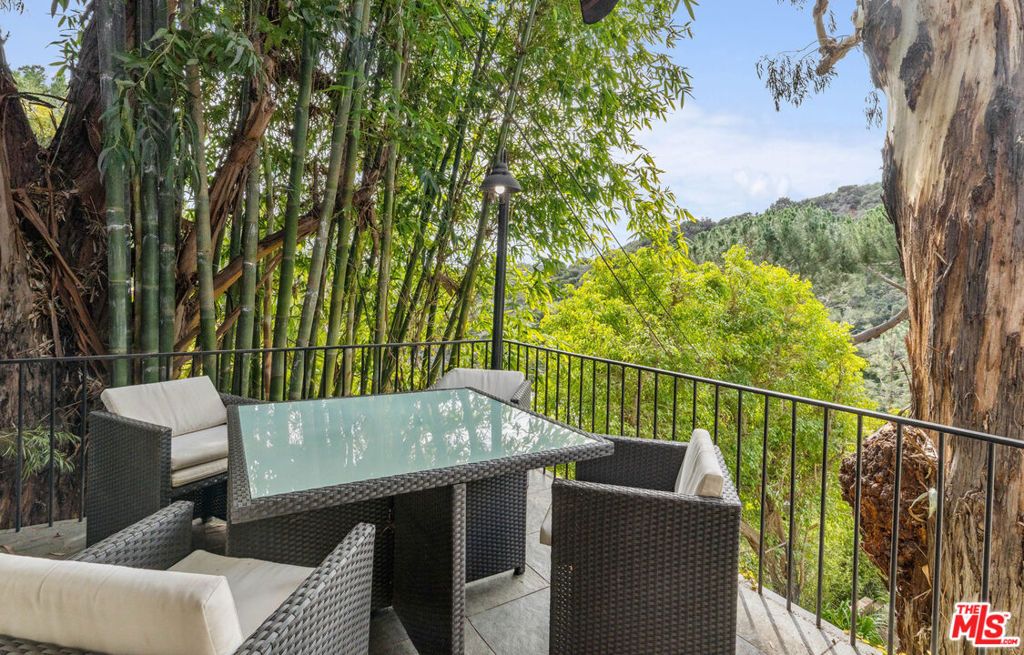 Image 9 of property listing at 10037 Reevesbury Drive, Beverly Hills, CA 90210