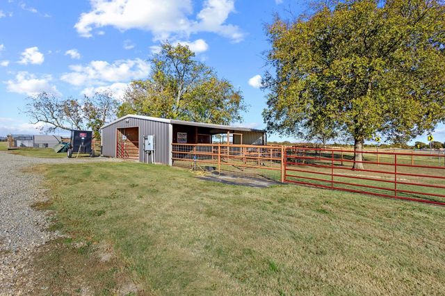 602 N Water Street FM1752, Savoy, TX 75479