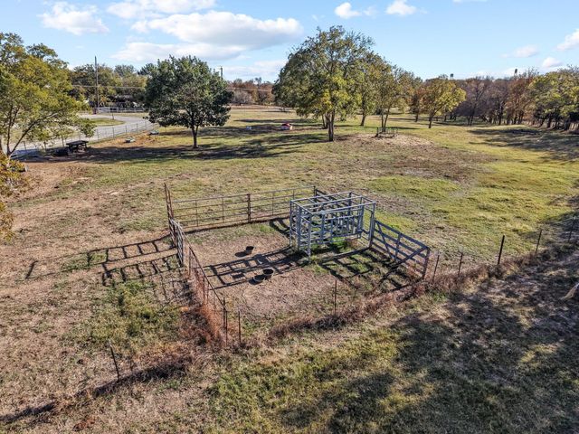 602 N Water Street FM1752, Savoy, TX 75479