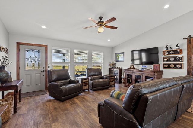 602 N Water Street FM1752, Savoy, TX 75479