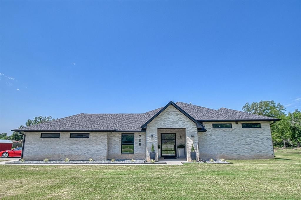 Image 1 of property listing at 701 Hisel Road, Del City, OK 73115