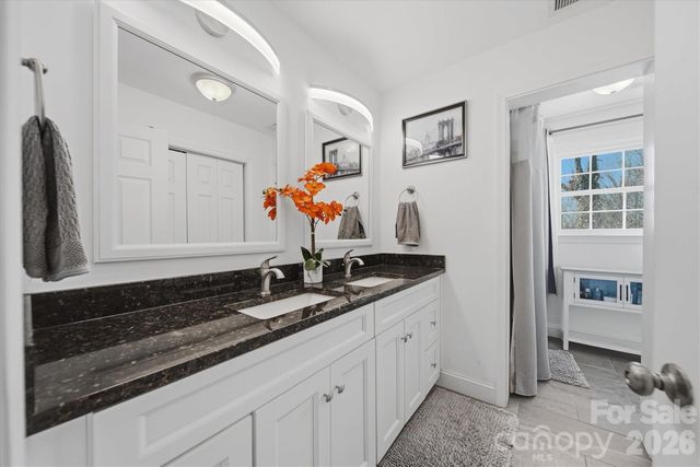 6719 Lakeview Terrace, Hickory, NC 28601