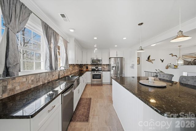 6719 Lakeview Terrace, Hickory, NC 28601