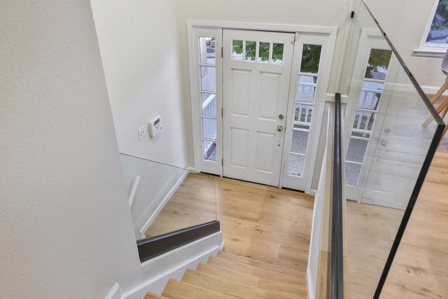 1050 Yosemite Dr, Pacifica, CA 94044