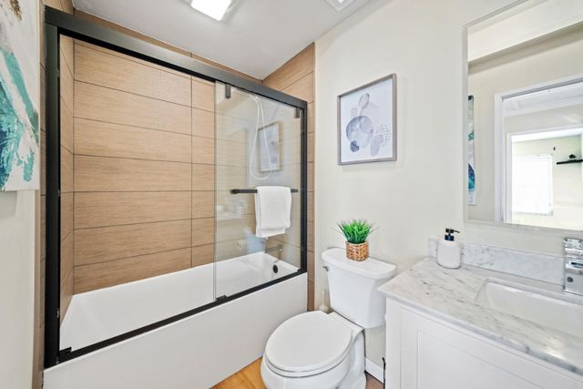 1050 Yosemite Dr, Pacifica, CA 94044