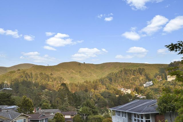 1050 Yosemite Dr, Pacifica, CA 94044