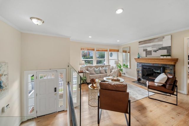 1050 Yosemite Dr, Pacifica, CA 94044