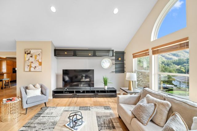 1050 Yosemite Dr, Pacifica, CA 94044