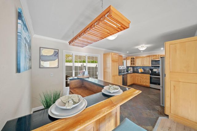 1050 Yosemite Dr, Pacifica, CA 94044