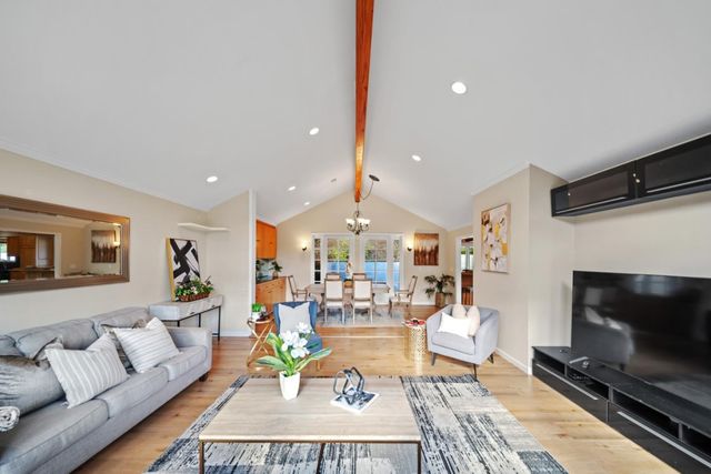 1050 Yosemite Dr, Pacifica, CA 94044