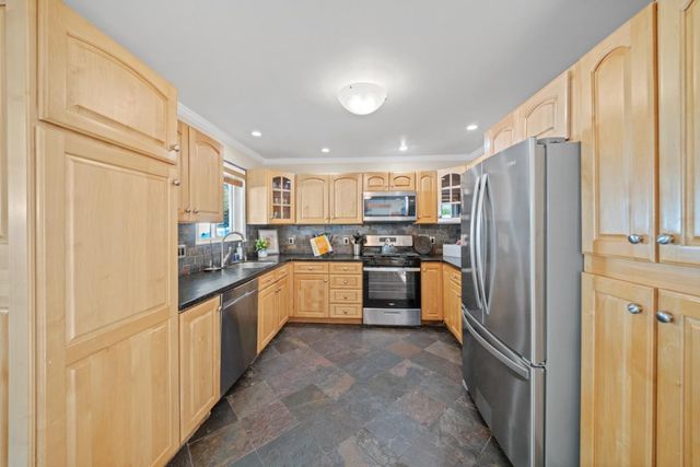 1050 Yosemite Dr, Pacifica, CA 94044