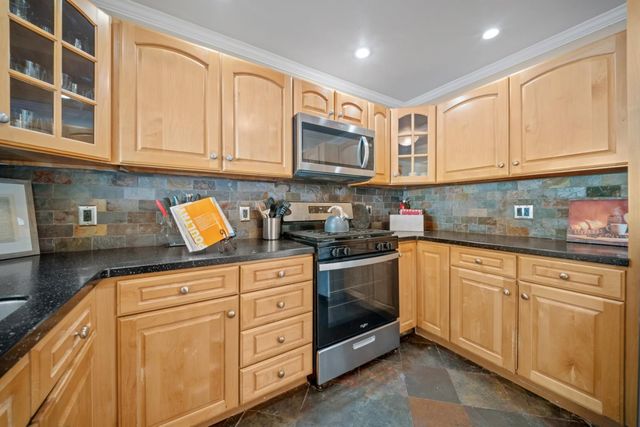 1050 Yosemite Dr, Pacifica, CA 94044