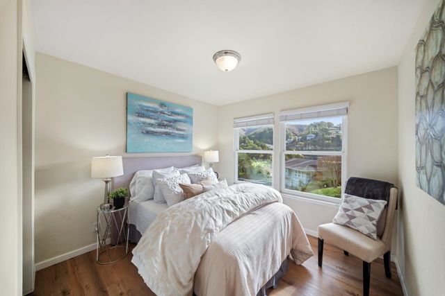 1050 Yosemite Dr, Pacifica, CA 94044