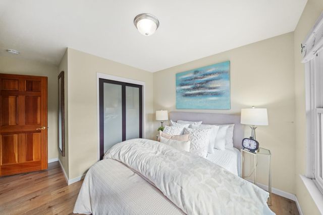 1050 Yosemite Dr, Pacifica, CA 94044