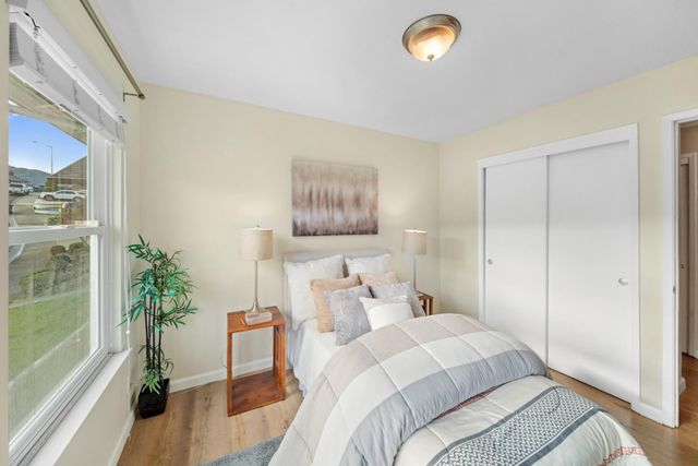 1050 Yosemite Dr, Pacifica, CA 94044