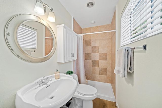 1050 Yosemite Dr, Pacifica, CA 94044