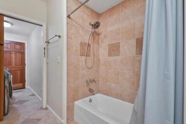 1050 Yosemite Dr, Pacifica, CA 94044