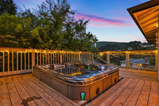 1050 Yosemite Dr, Pacifica, CA 94044