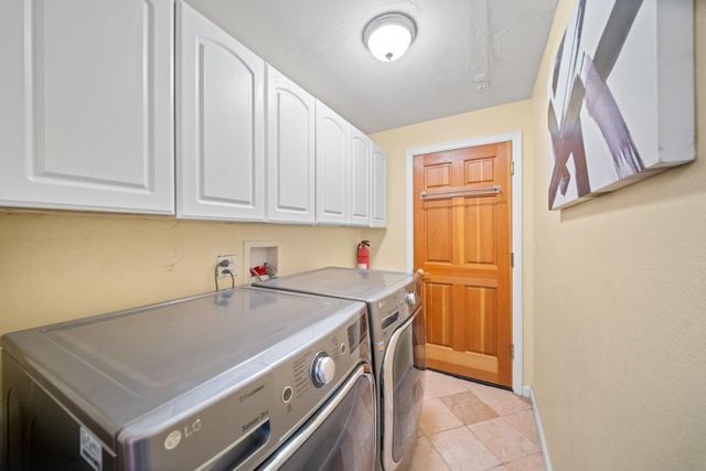 1050 Yosemite Dr, Pacifica, CA 94044