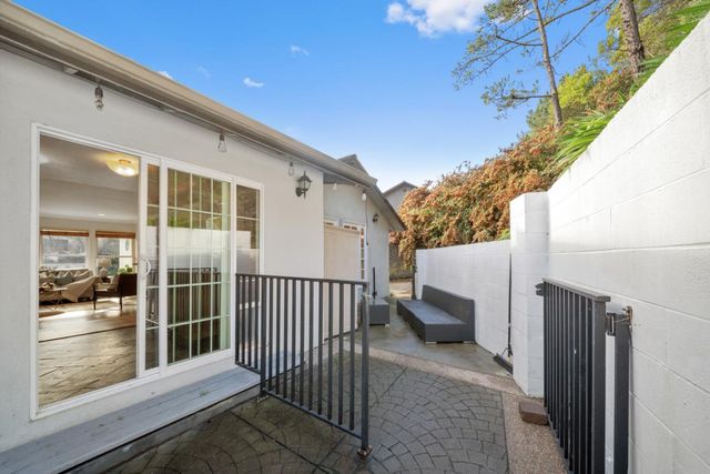 1050 Yosemite Dr, Pacifica, CA 94044