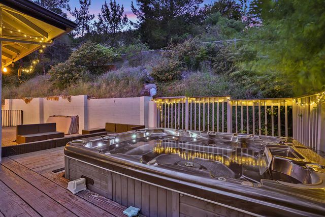 1050 Yosemite Dr, Pacifica, CA 94044