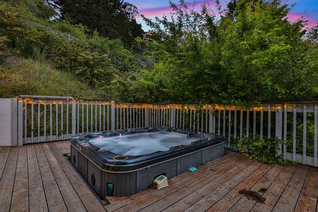 1050 Yosemite Dr, Pacifica, CA 94044